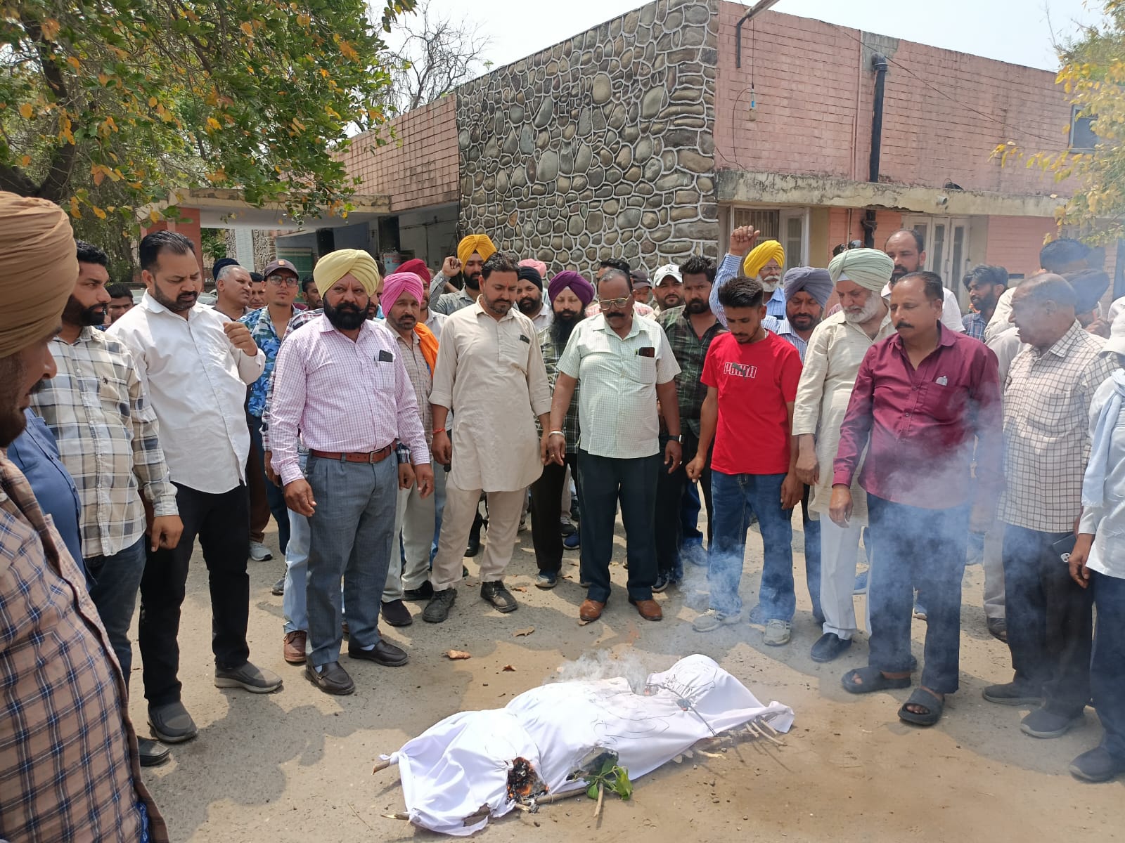 ਸਰਕਲ ਦਫਤਰ ਅੱਗੇ ਬਿਜਲੀ ਕਾਮਿਆਂ ਨੇ ਨਿਜੀਕਰਨ ਵਿਰੁੱਧ ਅਰਥੀ ਫੁੱਕ ਰੈਲੀ ਕਰਕੇ ਪ੍ਰਦਰਸ਼ਨ ਕੀਤਾ।